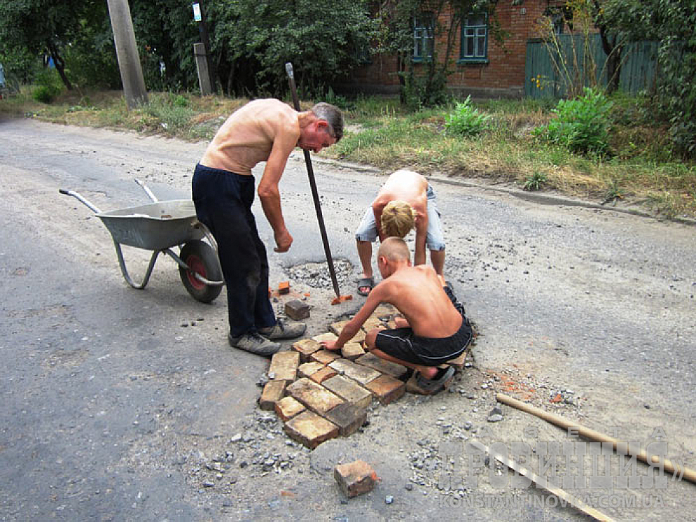 Народ не выдержал и сам заделывает ямы на дорогах