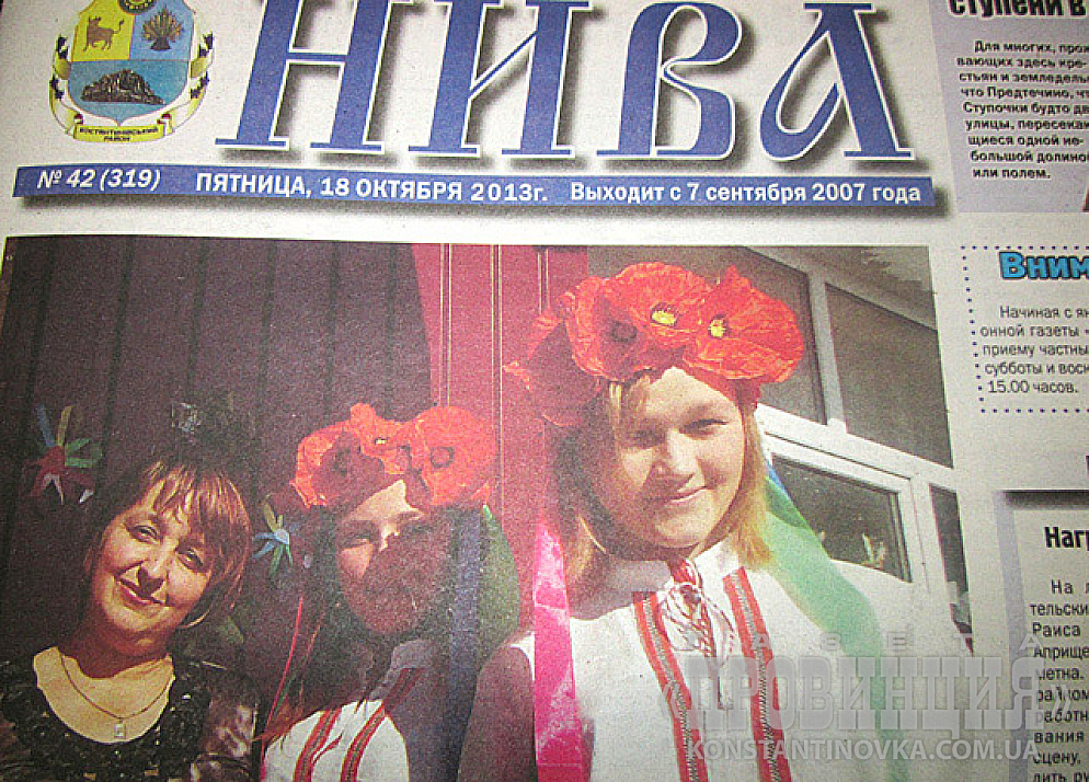 Украинские девушки в селах поют о том, как им хорошо живется