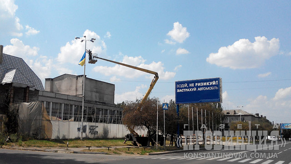 В городе действительно мало украинской символики...