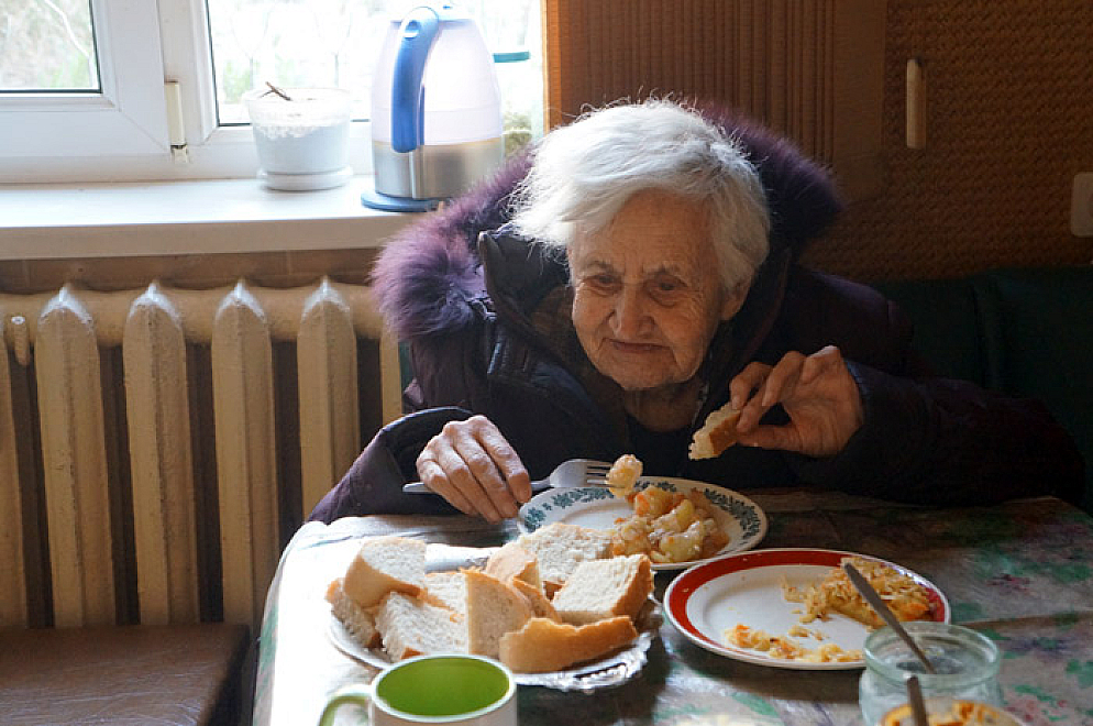 Подбросили бабушку