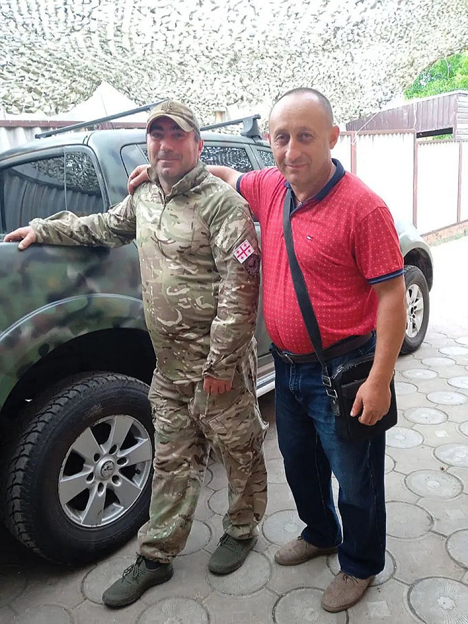Агасі Барсегян з бійцем добровольчого батальйону ЗСУ