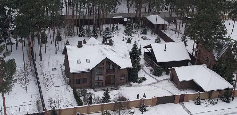 "Будинок під Києвом, який нібито придбав тесть Кириленка. Фото: “Схеми”"