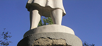 Нашу каменную бабу совесть загрызла