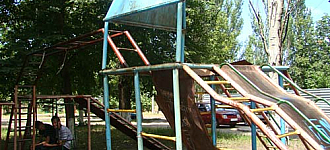 На игровой площадке деревом привалило ребенка