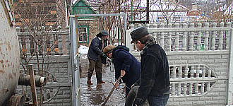 «Большая вода» приходит во дворы константиновцев, уходя из их кранов...