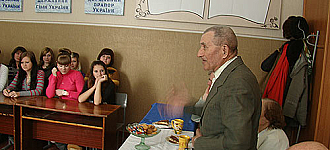 Канцлер становился перед ними на колени