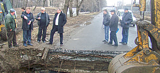 На Ленина земля разверзлась