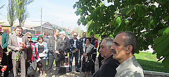 Опять поклонились камню