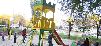 Детская площадка-книжный магазин: новый виток войны 