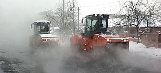 Кладут на асфальт