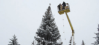 На площади сегодня митинговали, да елку наряжали 