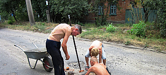 Народ не выдержал и сам заделывает ямы на дорогах
