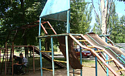 На игровой площадке деревом привалило ребенка